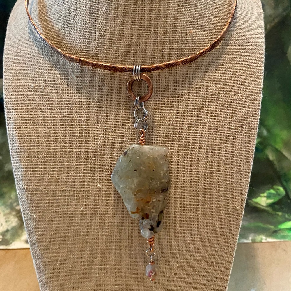 Artisan Hammered Neck Wire w Pendant